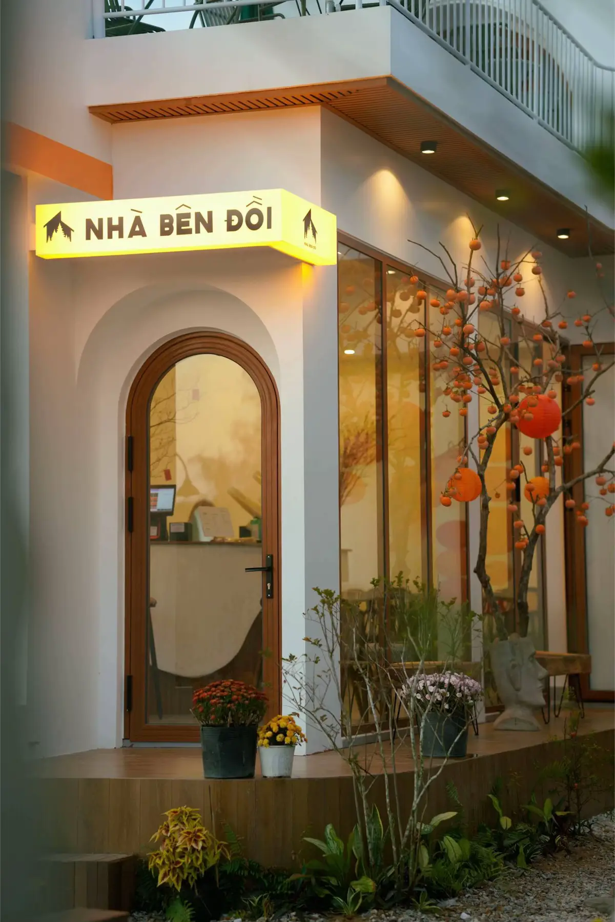 🌷Tiệm trà nhà bên đồi, gần biển nhưng không thấy biển 😅 View không quá xuất sắc nhưng đủ yên tĩnh, nhẹ nhàng. Quán decor mộc, có vài góc chill với cây xanh và ánh nắng.✨ #phuongbongson #hoainhon #binhdinh #xhtiktok #xhuong 