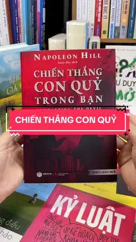 Chiến Thắng Con Quỷ Trong Bạn – Hé Lộ Bí Mật Mà Napoleon Hill Giấu Suốt 70 Năm! Tại sao bạn biết mình nên làm… nhưng lại không làm? Vì sao bạn cứ trì hoãn, sợ hãi, tự nghi ngờ chính mình? Trong cuốn sách “Chiến Thắng Con Quỷ Trong Bạn”, tác giả huyền thoại Napoleon Hill (tác giả “Think and Grow Rich”) đối thoại với “Con Quỷ” – chính là nỗi sợ và cản trở bên trong mỗi người. Bạn sẽ học được: 	•	Cách nhận diện và vô hiệu hóa tiếng nói tiêu cực trong đầu. 	•	Chiến lược vượt qua sự trì hoãn, lo âu, thất bại. 	•	Bí quyết để làm chủ tư duy, làm chủ cuộc đời. Cuốn sách từng bị “giấu nhẹm” gần 70 năm vì nội dung quá mạnh mẽ và “nguy hiểm” – nay đã đến tay bạn! Mở khóa tiềm năng bản thân ngay hôm nay – Hãy sở hữu cuốn sách mà chính bạn của tương lai sẽ biết ơn bạn vì đã đọc!#tiemsachbinhyen #sach #sachhay #BookTok #reading #chienthangconquytrongban 