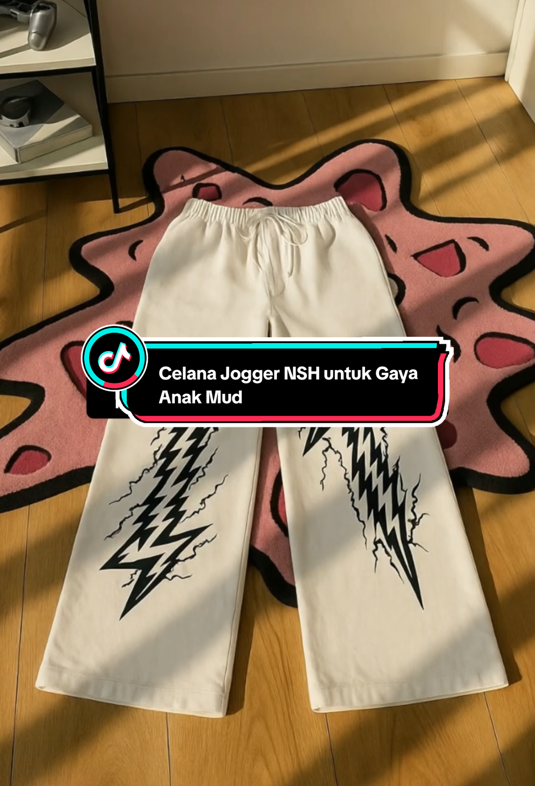Tampil santai dan penuh gaya dengan celana jogger NSH! Celana model baggy ini dirancang untuk kenyamanan maksimal, sangat cocok untuk aktivitas santai maupun hangout. Tersedia dalam pilihan warna netral seperti hitam, abu-abu, dan putih yang mudah dipadukan dengan berbagai atasan. Dengan aksen gambar petir yang unik, celana ini akan membuat penampilanmu lebih edgy dan kekinian. Desainnya yang unisex membuat celana ini bisa dipakai oleh pria maupun wanita. #JoggerPria #JoggerWanita #wibgajian  #CelanaJogger #celanakece 