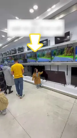 the girl accidentally drop the TV while she was in the store #dropthetv #Tv #store 