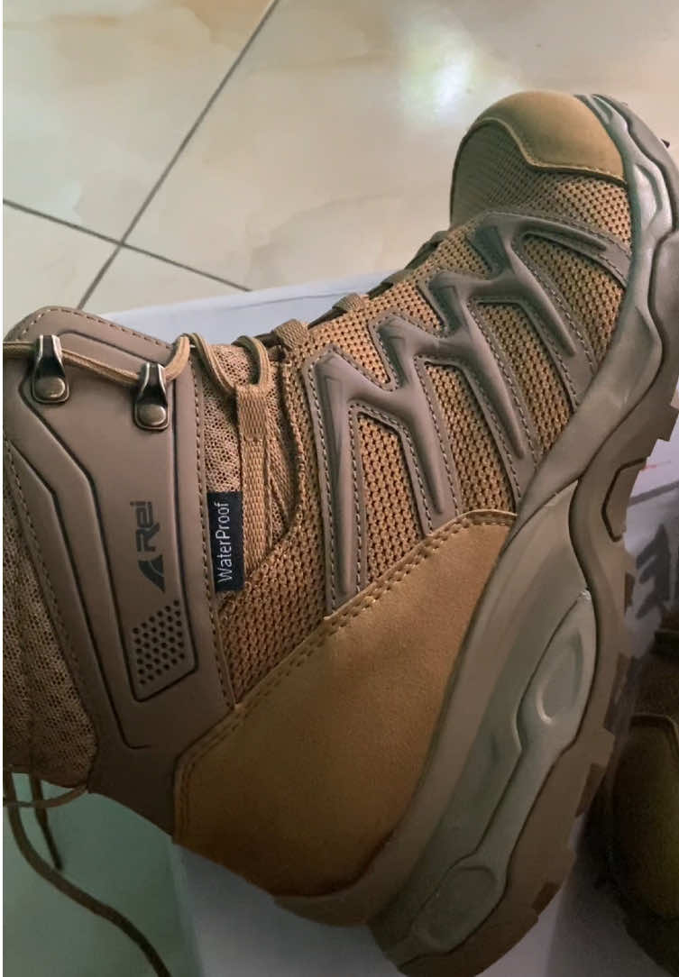 Sepatu gunung paling nyaman di saat pendakian dari @Arei Outdoor Gear  series montreal #areimontreal #sepatugunung #trending #review #areioutdoorgear 