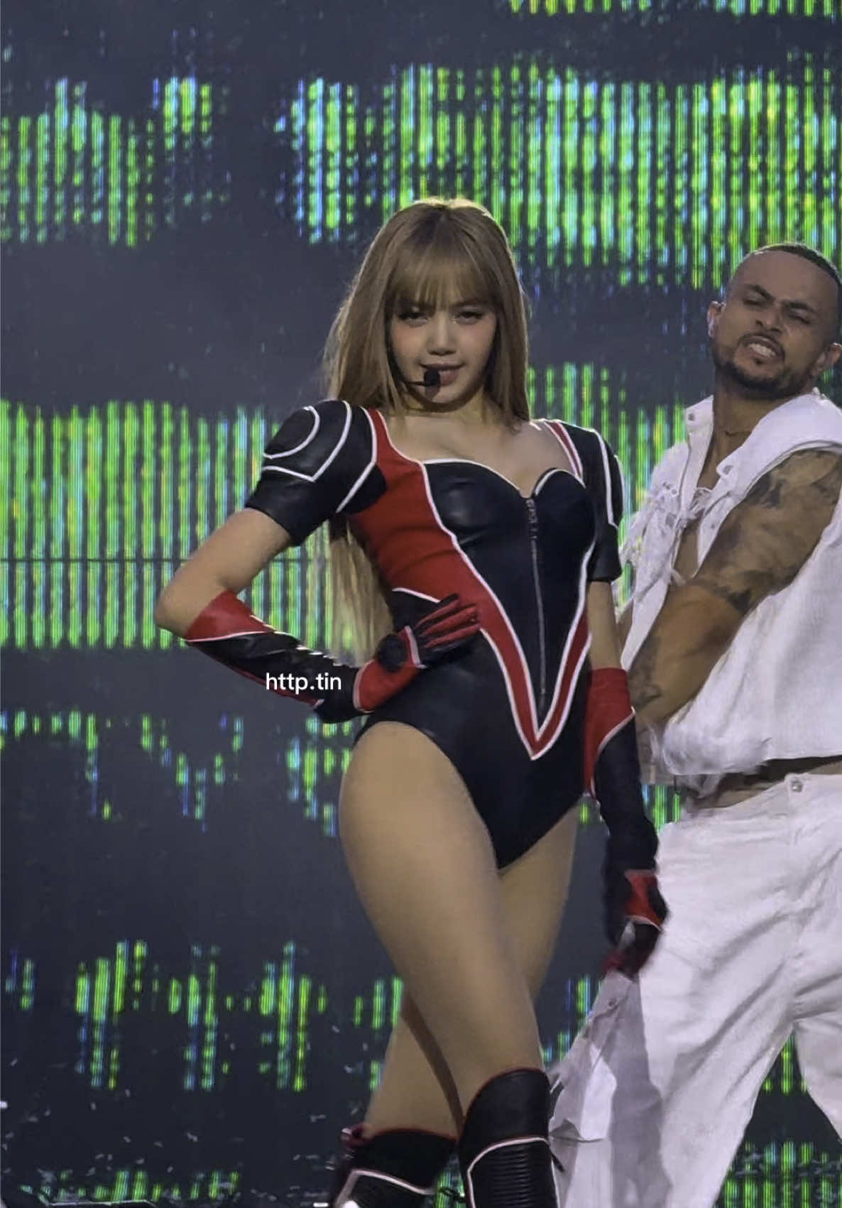 lisa performing FUTW at paris night 1 💚 #BLACKPINK_IN_PARIS_D1 #BLACKPINK #DEADLINE_IN_PARIS #LISA #ROSE #JENNIE #JISOO #BLACKPINK_IN_PARIS_D1 #DEADLINETOUR_PARIS #DEADLINEinPARIS #FANCAM