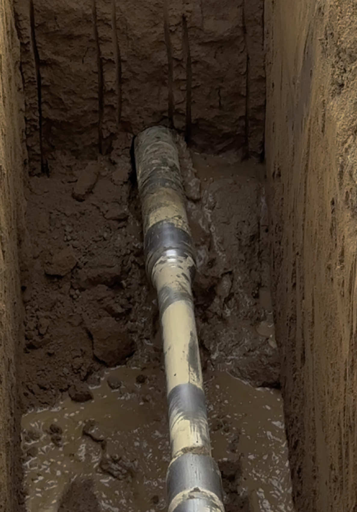 Threading the bore head underground 🔥 always satisfying !  #boringmachine #pipeline #tunnel #boringcompany #tunnels #horizontaldirectionaldrilling 