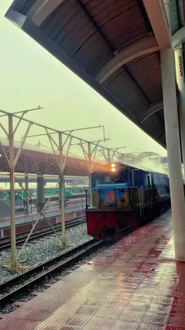 দুনিয়ার সবথেকে পিওর থিং হচ্ছে 'রিজিক'। রিজিকে থাকলে উড়ে আসবে, রিজিকে না থাকলে দৌড়েও ধরা যাবে না! #foryoupage #viralvideo #_nayem_74 #tiktok #viral #bdtiktokofficial 