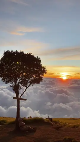Sunset View Gunung Sumbing Via Gajah Mungkur pas lagi capek-capeknya🥺⛰✨ #gunungindonesia #gunung #gunungsumbing3371mdpl #gunungsumbing #mountain #mountains #gunungsumbingviagajahmungkur 