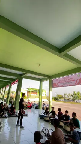 Kak bosen latihan di kelas 🫩 okelah kita latihan di depan kelas 🤣🤣🤣#fyppppppppppppppppppppppp #fypシ゚ #fypシ゚viral🖤tiktok #foryoupageofficiall #harusbisafyp #plisssfyp🥺🙏 #kalofypkbarinyaaaaa #tanahairkutidakkulupakan #ibusud #kemerdekaanindonesia🇮🇩 #drumbandindonesia 