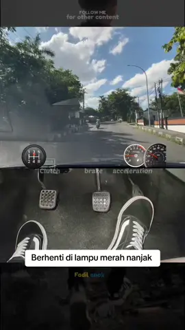 Berhenti di lampu merah nanjak #drivingschool #tutorial #mobilmanual #viral #belajarmengemudi #tutorials #manualcar #viral 
