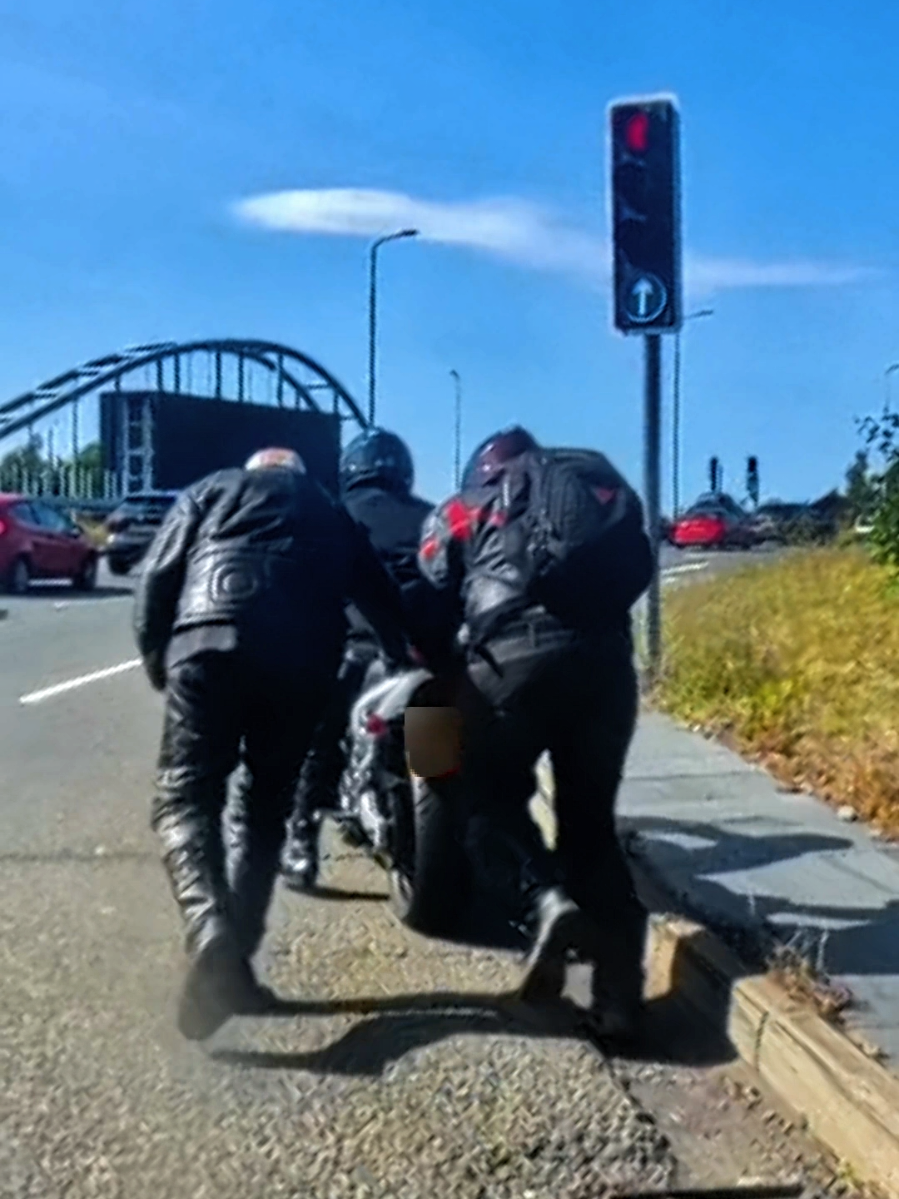 always ready to lend a hand #bikers #biketok #bikelife #bikercommunity #breakdown 