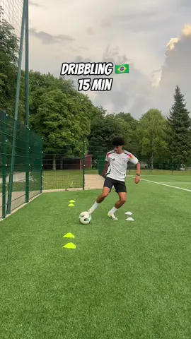 Tu es latéral 🔥 ? Cette vidéo est clairement faite pour toi et surtout le dernier exercice va beaucoup t’améliorer 🚀‼️  #f#footballtrainingl#latéralf#footballskillsp#progresserf#footfrc#conseilfoote#exercicefootj#joueurdefoot##footwork 