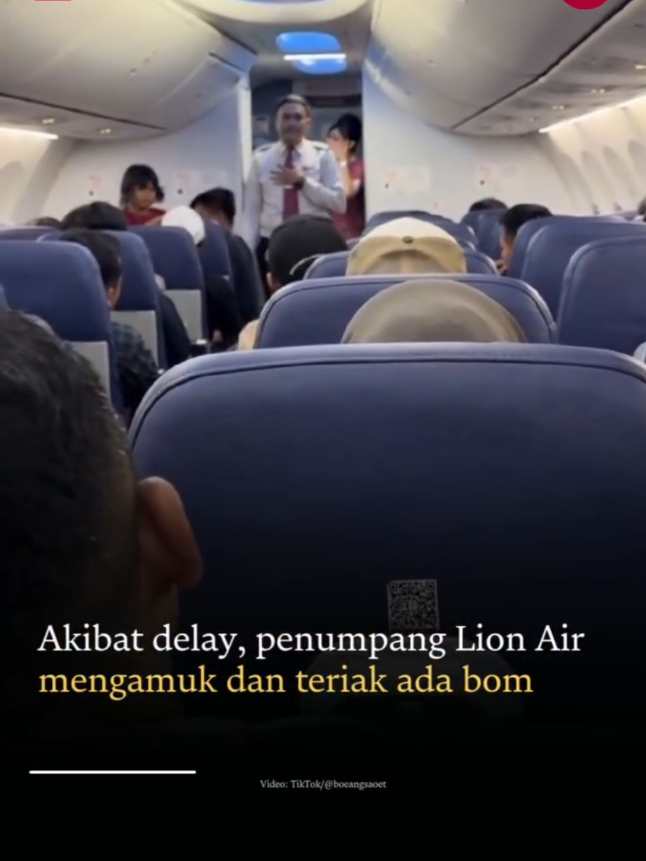 Sebuah video viral memperlihatkan seorang penumpang pesawat Lion Air rute Jakarta-Medan mengamuk dan berteriak menyebut ada bom karena pesawat yang ditumpanginya mengalami keterlambatan, pada Sabtu (2/8). Dalam rekaman video, penumpang tersebut tampak berkali-kali memaki awak kabin dan berteriak soal keberadaan bom di pesawat. Tindakannya membuat penumpang lain merasa resah dan tidak nyaman, hingga meminta agar penumpang itu diturunkan. Keributan ini akhirnya memaksa pihak Lion Air mengamankan penumpang tersebut. Seluruh penumpang diminta turun untuk menjalani pemeriksaan ulang. #LionAir #pesawat #pesawatdelay #JakartaMedan #antaranewscom #antarababel #viral 