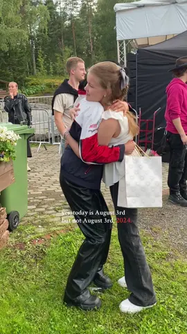 Take me backkk😭 tänää vuos siitä et nähtiin ekaa kertaa, vuos siitä mistä kaikki tavallaa alko. Muistan ku olin niin epätoivonen et tullaanko ees näkee, mut onneks nähtiin koska toi ilta muutti kaiken❤️ toi oli mulle niin iso ja jännittävä juttu silloin, koska en ollu ikinä ennen nähy mitää mun esikuvia kasvotusten ja oon niin kiitollinen et se eka oli just tää tyyppi. Ps. Siis hävettää kattoo noit klippei vaikutan jotenki niin ujolta nykyään suu vaan käy  #1yearsago #sarasiipola #fangirl #idol #suomitiktok @Sara Siipola 