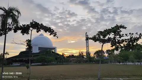 #CapCut  Menjelang senja di Masjid Agung Ushuluddin  Senyapnya sore, indahnya langit, dan megahnya masjid ini seolah mengingatkan kita... bahwa ada kedamaian yang hanya bisa ditemukan saat hati terhubung dengan Sang Pencipta. 🌅🤲 Yuk, luangkan waktu sejenak untuk merenung dan bersyukur. Hashtag: #SenjaDiMasjid #MasjidMegah #LangitSenja #CintaMasjid #TikTokSyahdu #IslamItuIndah #InspirasiSenja #DamaiItuDekat #VibesSoreHari #MasjidIndonesia