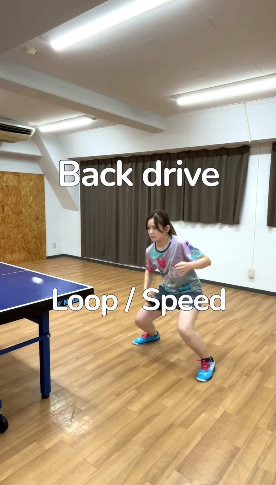 バックのループドライブとスピードドライブを見比べよう🪟 ループドライブ：回転量重視のドライブ スピードドライブ：速さ重視のドライブ 違いわかるかな、 自分の感覚では結構違うんだけど、見てわかるかな🧐 #卓球  #卓球レッスン  #卓球イベント #tabletennis  #pingpong  #技術動画 #レッスン動画