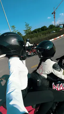 Cuối tuần chị em đi chill #bikers #bikergirl 