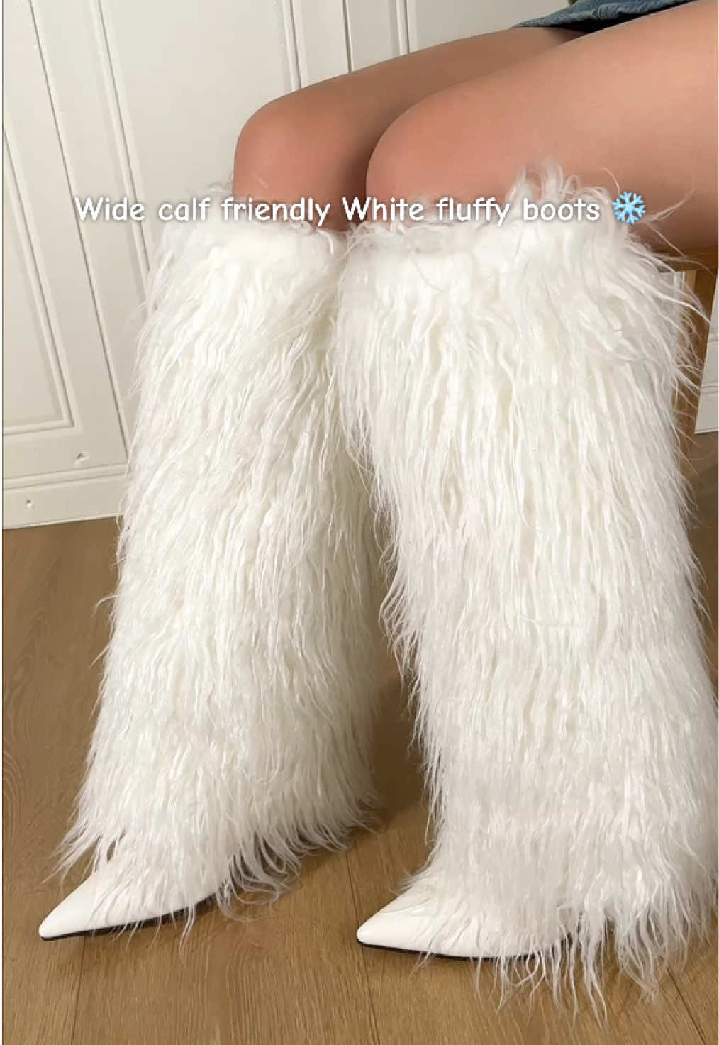 Cute white boots 🤍❄️☃️#fluffyboots #furboots #cowboyboots #whiteboots #outfit #kneehighboots 
