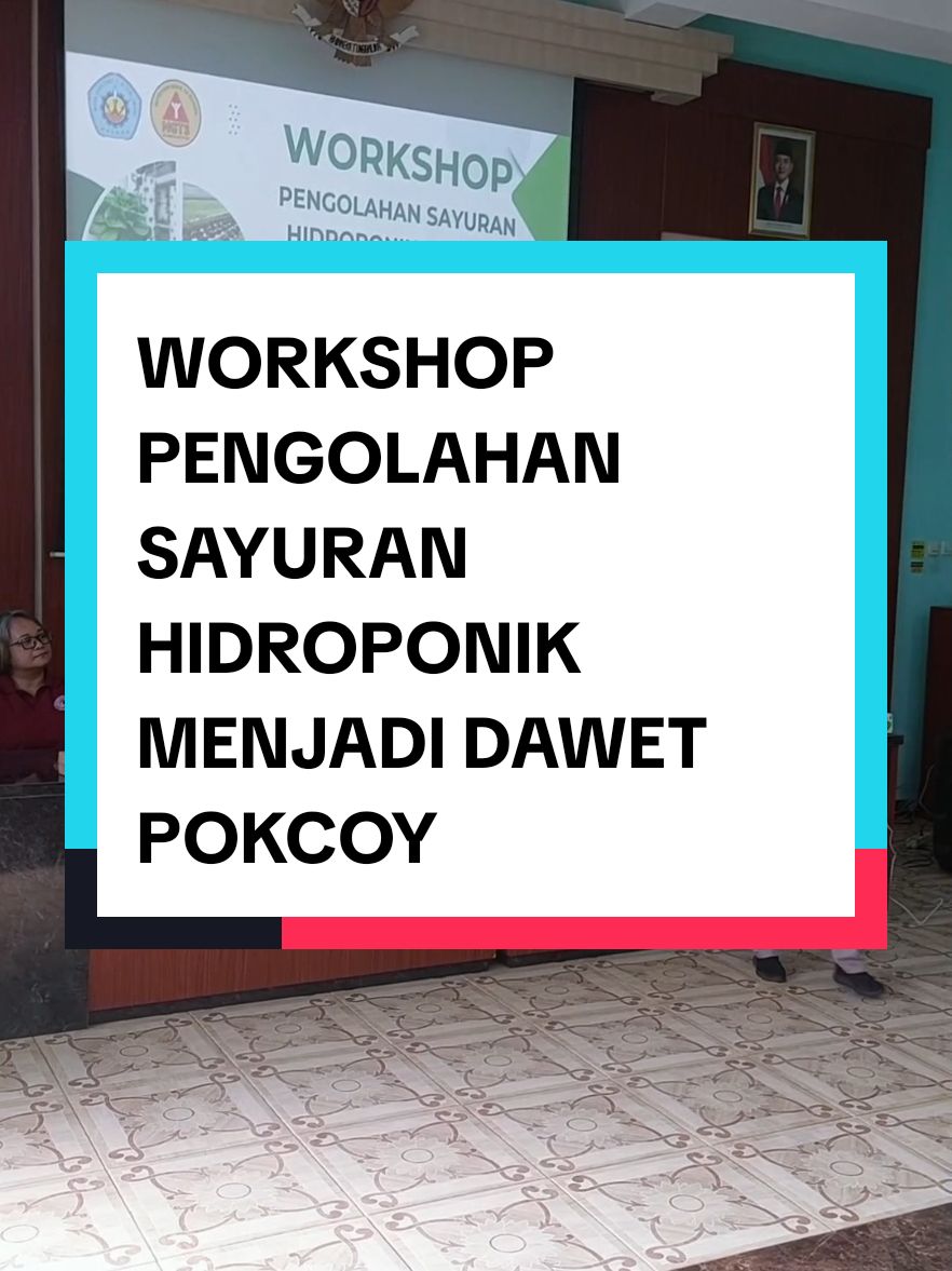 19 Juli 2025 | SMKN 1 Singosari menggelar Workshop Pengolahan Sayuran Hidroponik Menjadi Dawet Pokcoy, menghadirkan Ibu Yuli Purwita, S.Pd., M.T., dan narasumber hebat lainnya yang inspiratif di bidang gizi dan kewirausahaan. Workshop ini diikuti oleh guru dan siswa yang antusias melihat langsung proses pengolahan sayuran hidroponik, sekaligus mencoba membuat dawet pokcoy — kreasi sehat yang punya potensi jual tinggi! 🧋🌱 🎯 Tujuan kegiatan ini: - Menginspirasi kreativitas siswa dalam mengolah hasil pertanian - Meningkatkan kesadaran akan pentingnya konsumsi sayur - Mendorong lahirnya ide-ide wirausaha berbasis produk sehat Belajar gizi, praktik langsung, dan mengenal peluang usaha — semua dikemas dalam satu kegiatan seru dan bermanfaat! #DawetPokcoy #WorkshopGizi #HidroponikUntukWirausaha #GiziSeimbang #SMKNSingosari #SMKHebat #KreatifDenganSayuran #DariSekolahUntukPasar #WirausahaMuda #BelajarBersamaAhli @Sumar Sumariadi @InSant_22 