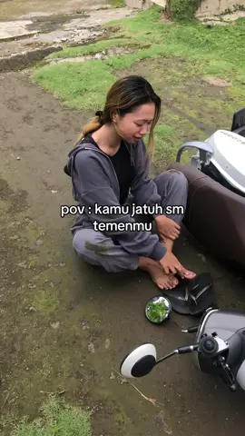 @Anggiaryt said : ngetawain dlu baru nolongin