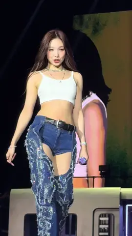 Nayeon was so insanely charismatic, she became my new bias. Her charm just rolling off of her!#twice #nayeon #lollapalooza 
