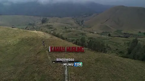 🌋✨ Letusan yang gagal, tapi keindahannya tak terbantahkan. Kawah Wurung di Bondowoso membuktikan bahwa keajaiban alam tak selalu datang dari letusan besar. Cekungan hijau nan tenang ini menyimpan kisah geologi, energi bumi, dan lanskap yang menyejukkan mata. 📍 UNESCO Global Geopark Ijen – Desa Kalianyar, Ijen, Bondowoso #Wurung bukan sekadar kawah… ini adalah simfoni alam yang menenangkan. 🏞️ #EksplorJawaTimur #HiddenGemIndonesia #K#KawahWurungB#BondowosoW#WisataGeoparkI#IjenGeoparkW#WonderfulIndonesia #E#EksplorJatimD#DroneViewIndonesiaC#CinematicNatureG#Geowisata #V#VisitBondowosoT#TravelEastJavaC#CagarAlamIndonesiaW#WisataAlamIndonesia #L#LandscapeIndonesiaI#IndahnyaIndonesiaM#MajesticJava 