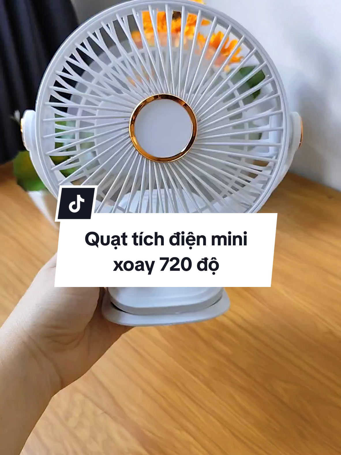 Quạt tích điện mini kẹp bàn xoay 720độ Chân ái cho những ngày hè mất điện của tui 👍🥰  ##quat #quattichdienmini #quattichdien #giadungtienich #chienreview 