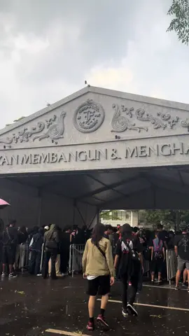 Pertama kali konser sendirian, awalnya takut tuh bakal diem gk punya temen. Ternyata bener kata orang klo nonton HINDIA ataupun .Feast pulang bakal bawa temen baru hihihihi. Ini gua dapat temen yg dari bogor juga wkwkwk seru banget sihhh Showchase Membangun & Mengahancurkan @.Feast @Hindia #membangundanmenghancurkan #feast 