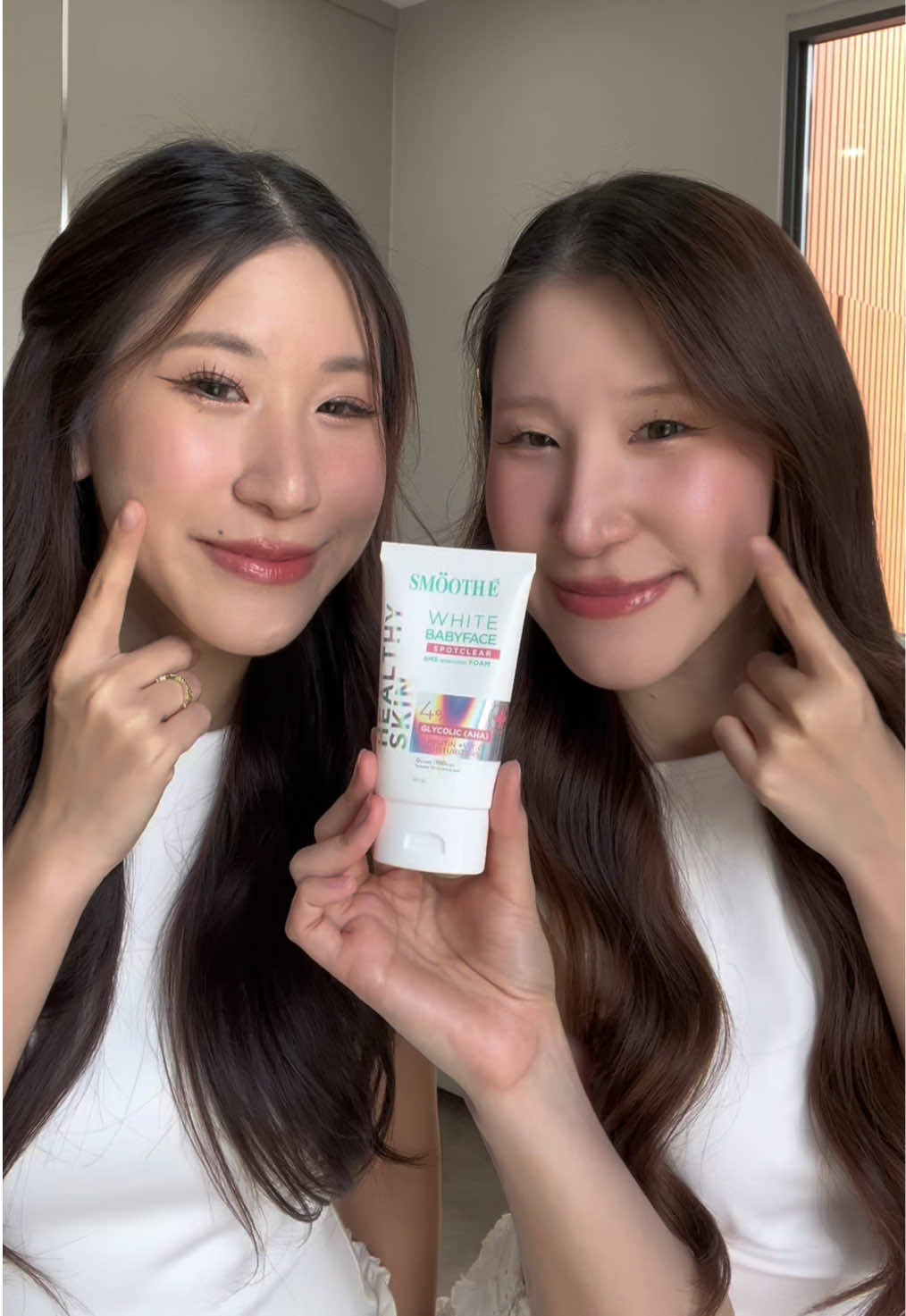 โฟมล้างหน้าแบบไม่มีฟอง จะทำให้ผิวใส ฉ่ำโกลว์ขึ้นได้มั้ย? วันนี้พวกเรามาพิสูจน์โดยการใช้ @Smooth-E Official แค่ครึ่งหน้าให้ดูเลย 🧏🏻‍♀️✨ #ครึ่งหน้ารู้เรื่อง #โฟมที่หลิงเลิฟSmoothEpH5 #สมูทอี #โฟมฟิลเลอร์ #โฟมฟิลเลอร์ #รีวิวบิวตี้ #รีวิวบิวตี้ในtiktok #รีวิวสกินแคร์ #เรื่องผิว #รีวิวโฟมล้างหน้า 
