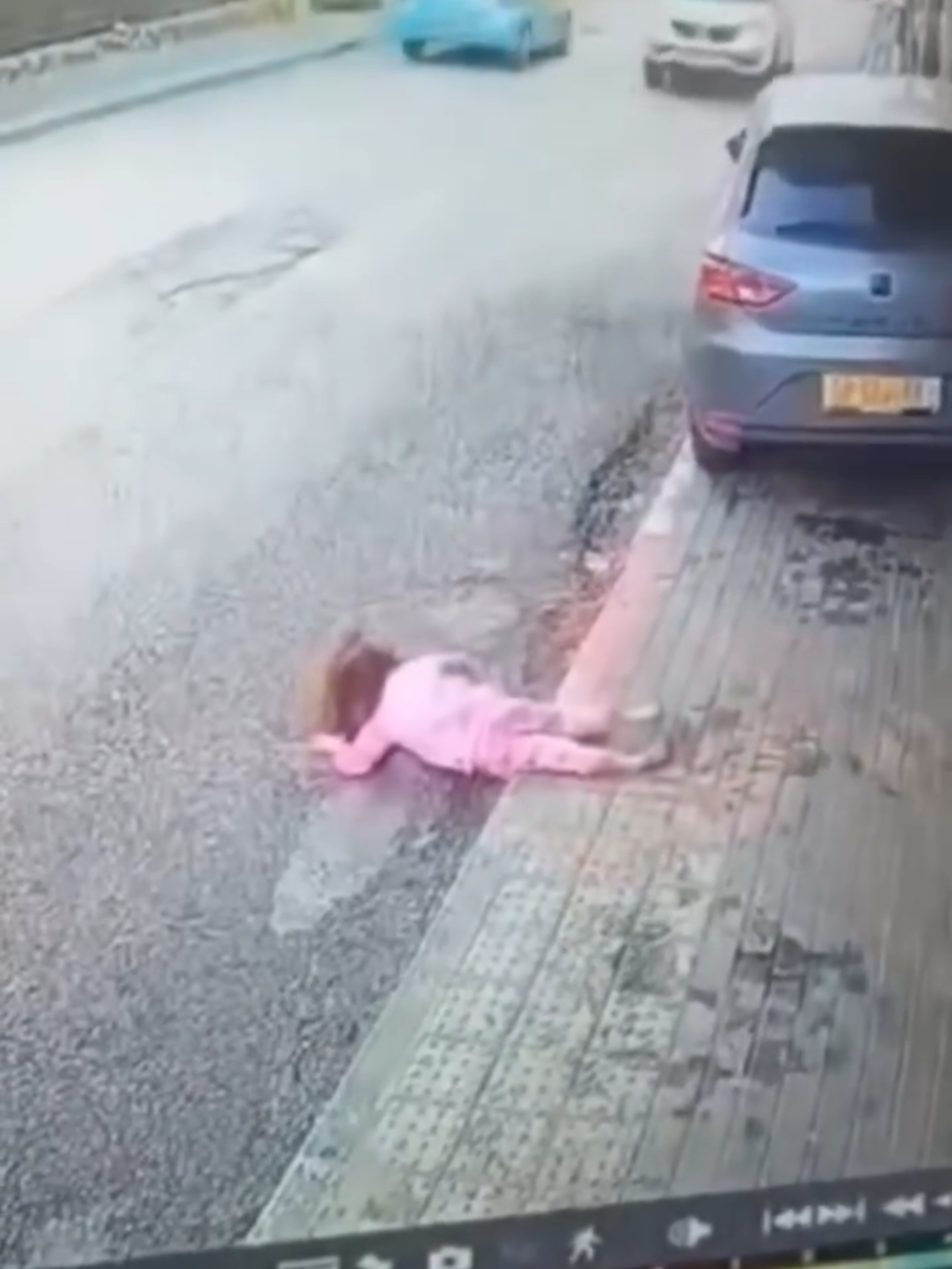 #Viral I Este video se hizo viral en redes sociales cuando una niña cayó desde una altura considerable hacia la vía pública, presuntamente desde un segundo piso, en un hecho que quedó registrado por cámaras de seguridad. En las imágenes se aprecia cómo la menor impacta contra el suelo, permanece unos segundos inmóvil y luego intenta levantarse con dificultad, mientras varios vehículos pasaban sin detenerse. Una transeúnte que viajaba en un taxi descendió rápidamente y brindó auxilio a la menor, acción que fue clave para evitar consecuencias más graves.