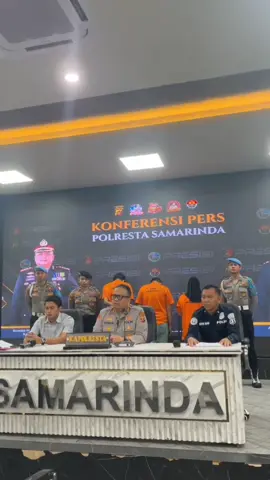 metroikn, SAMARINDA – Upaya gencar pemberantasan narkotika oleh Polresta Samarinda sepanjang Juli 2025 membuahkan hasil besar. Satuan Reserse Narkoba berhasil menangani 26 kasus, dengan tiga pengungkapan yang menjadi sorotan karena menyangkut jaringan lintas kota, narapidana, hingga sindikat kurir. Dari hasil operasi tersebut, polisi mengamankan total 2.725 gram sabu dengan estimasi nilai mencapai Rp4,2 miliar. Kapolresta Samarinda, AKBP Hendri Umar, menegaskan bahwa capaian ini merupakan buah dari konsistensi Operasi Mahakam 2025 yang melibatkan kerja sama lintas sektor. “Selama sebulan penuh, ada 2,7 kilogram sabu yang berhasil digagalkan peredarannya. Jumlah ini bila sampai ke tangan pengguna bisa merusak lebih dari 16 ribu orang,” ungkapnya saat konferensi pers, Jumat (1/8/2025). Selengkapnya baca di: https://metroikn.co/polresta-samarinda-ungkap-kasus-sabu-sabu-27-kg-senilai-rp42-miliar-hasil-operasi-sepanjang-juli-2025/ #polrestasamarinda #metroikn 