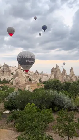 Cappadocia hot air balloons 🥹 #cappadocia #turkey🇹🇷 #turkiye🇹🇷 #turkiye #hotairballoon 