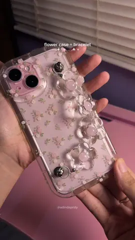 Replying to @sabrina ada bracelet flowers nya di belakang, bisa disangkutin ke tangan dan pastinya bikin tambah cantiikkk🌷 #case #caselucu #casecantik #casehp #caseiphone 