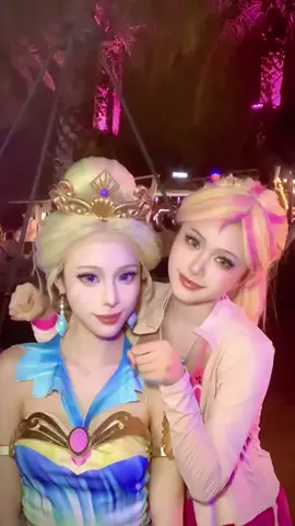 带妈妈来海边小摊玩玩 （晚上拍的有点糊糊的💞#barbieinamermaidtale #merliah #queen #fyp #foryou #barbieinamermaidtalecosplay #BARBIE #barbie #cosplayers #BarbieMovie #xyzbca 
