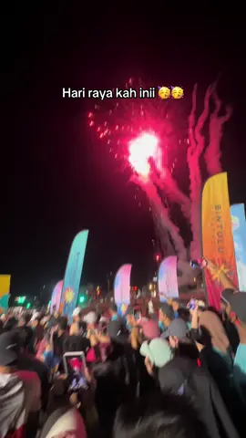 BINTULU MARATHON 2025 paling TERBAIKKKKKKKK 👏 . Ada bunga api , ada music sape di 3 km terakhirr , ada pom pom girl menyambut ketibaan kita di garisan penamat dan ada berbagai jenis makanan , kueh mueh serta minuman disediakan kepada kami seramai 8ribu lebih org pelari yg hadirr 👍 dah mcm food festivall , cuma cuaca hujann lebat sebelum event melabuhkan tirainyaa , YANG PAST NANGG TORRRRBAIKKKK TEAM & MANEGEMENT BINTULU MARATHON 2025 🫶 . semoga kita berjumpaa lagi bintulu marathon 2026 🫰 #bintulumarathon2025 #bda #btuport #runner #fypbintulu #fypsarawak #fyptiktok 