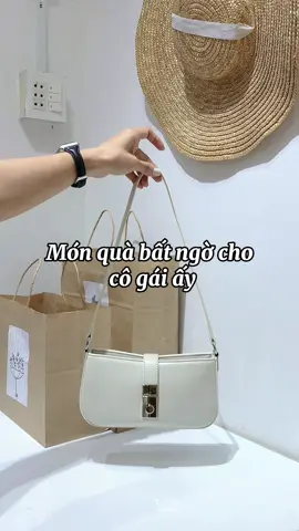 Đợi cô gái nhận quà đi chơi rồi mới lên clip nè #goctiemcuachie #hachie #tuixach 