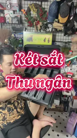Két sắt thu ngân mini là giải pháp bảo vệ tài sản tiện lợi cho quầy thu ngân, cửa hàng, siêu thị hay văn phòng. Thiết kế nhỏ gọn nhưng bên trong phân chia nhiều ngăn thông minh, dễ dàng phân loại tiền mặt, trang sức hay giấy tờ quan trọng. Chất liệu kim loại cứng cáp, khóa an toàn đi kèm chìa dự phòng giúp chống mở trộm hiệu quả. Đáy có đệm cao su chống trượt, dễ dàng cố định hoặc di chuyển. Két sắt thu ngân có nhiều màu sắc hiện đại, phù hợp với mọi không gian. Giá rẻ, dễ sử dụng, an tâm bảo quản tài sản mỗi ngày. #hopsatdungtien #ketsatmini #ketsatthungan #ketsatthongminh #xuhuong 
