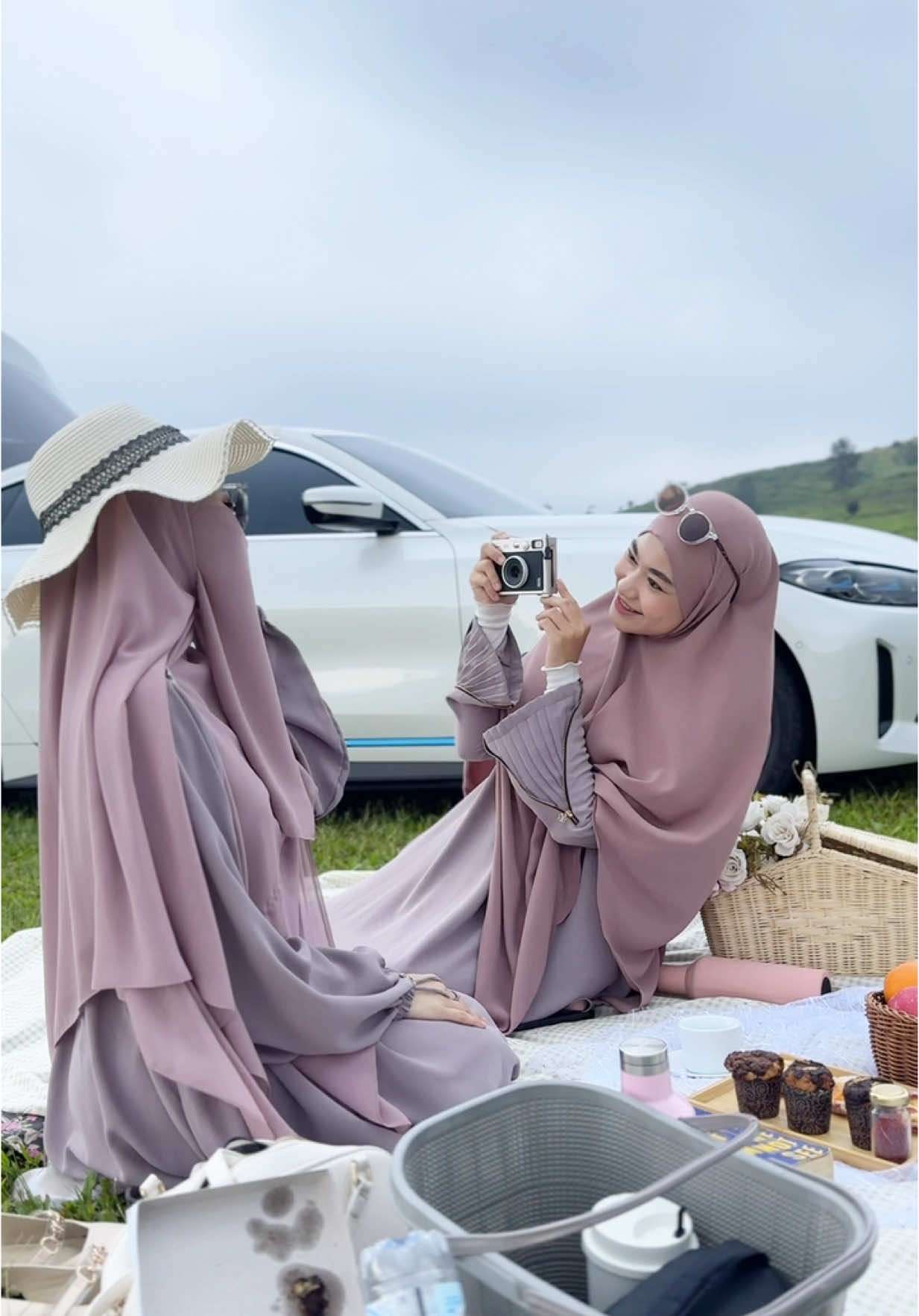Hari minggu waktunya piknik bareng bestie😘🙏🏻 Coba tebak outfit dan wrn yang kita pake yuk😘