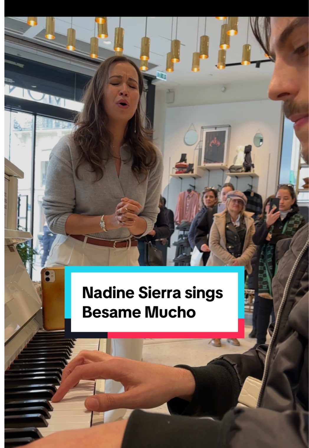 Legendary opera STAR @Nadine Sierra shocked everyone in this supermarket 😳  . But wait for the EPIC ending ! . I started playing someone’request when I was joined by a singer who happens to be the biggest opera star in the world..  . Song : Besame mucho (piano arrangement by me)  . Lyrics : « Bésame, bésame mucho como si fuera ésta noche la última vez Bésame, bésame mucho que tengo miedo a perderte Perderte otra vez. Quiero tenerte muy cerca mirarme en tus ojos verte junto a mi Piensa que tal vez mañana yo ya estaré lejos, muy lejos de ti Bésame, bésame mucho como si fuera ésta noche la última vez Bésame, bésame mucho que tengo miedo a perderte perderte después » #piano #publicpiano #opera #besamemucho 