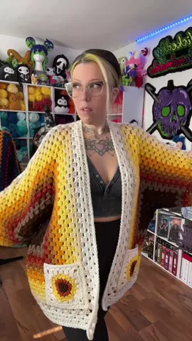 Sunflowers as summer is ending🖤 #crochet #cardigan #sunflower 