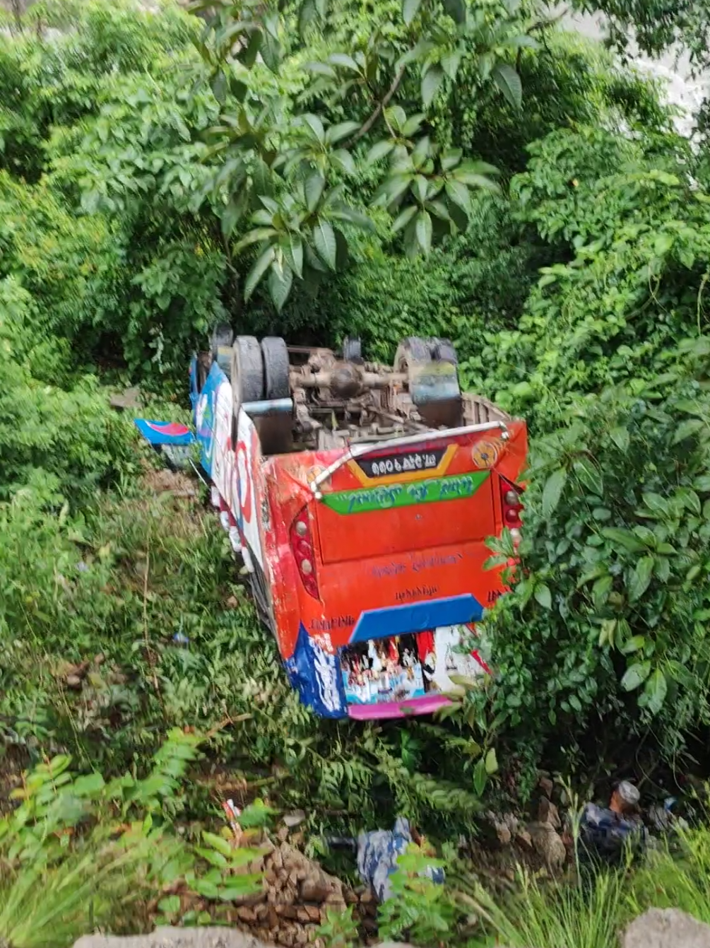 तनहुँको आँबुखैरेनी मा रहेको ऐना पहरा बाट बस मर्स्याङ्दीमा खसेको छ। र बसमा सवारी यात्रुहरूको सकुशल उद्धार पनि भइसकेको छ।😭#staysafe #rescue #roadaccient😥 