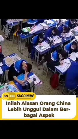 Alasan orang Tiongkok kerap unggul secara akademis dan profesional tidak lepas dari budaya kerja keras dan dedikasi tinggi sejak usia dini.  Negara mereka dikenal menonjol dalam teknologi, sains, pertanian, militer, ekonomi, dan perdagangan berkat sistem pendidikan yang kompetitif serta dukungan pemerintah terhadap riset dan inovasi.  Tidak jarang terlihat pelajar di Tiongkok belajar hingga larut malam, tertidur di kelas karena kelelahan, dengan meja yang penuh buku bertumpuk, bahkan rambut mereka mulai memutih akibat tekanan belajar yang intens.  Semua ini mencerminkan mentalitas pantang menyerah yang menjadi fondasi keunggulan mereka di berbagai bidang. #fyp #china #chinese #tiongkok #study #belajar #murid #student #education #edukasi