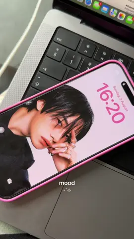 the pants match my phone case so well aaaaaa 🩷🩷🩷 #skz #straykids #stay #leeknow #karma #straykidscomeback 