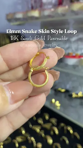 Beshhyyy, ang atake ng Snake Skin Loop Earrings🐍 ✨🤍 #18karatgoldjewelry #18karat #jewelry #pawnable #gold #real18karatgold #investment #loopearrings #earrings #18karatsaudigoldpawnable💯 #saudigold #snakeearrings #loop #legitseller #legitgold 
