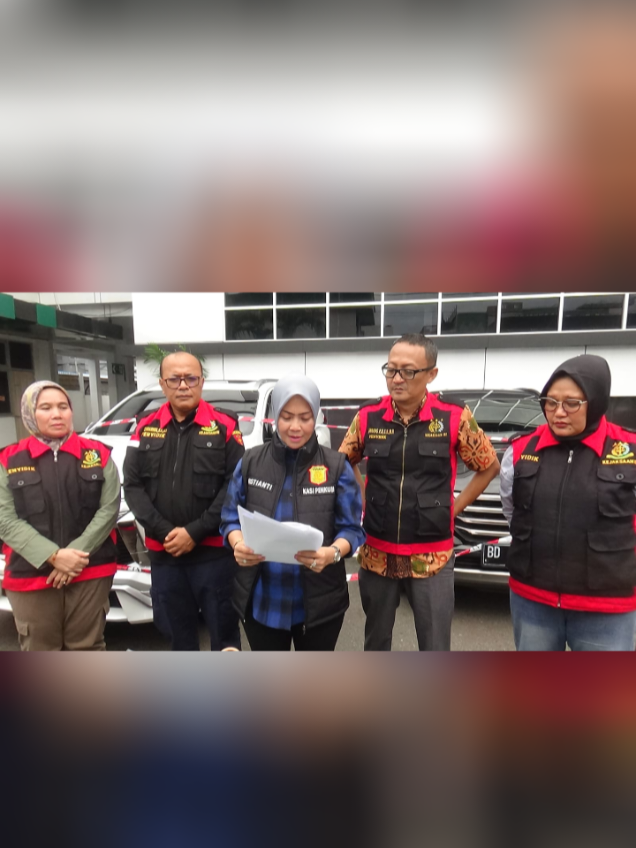#penyidik kejati bengkulu kembali sita harta benda tsk korupsi tambang setengah triliun di bengkulu,  dua mobil mewah pajero sport, uang dollar as, 4 sertifikat, tas branded, rumah mewah dan 30 pintu rmh kontrakan dan emas milik marketing agusman dan bos taipan bebby hussy, penyitaan dipimpin kasidik danang prasetyo, kasi penkum ristianti andriani,, dodi witjaksono dan wenharnol minggu 3/8 