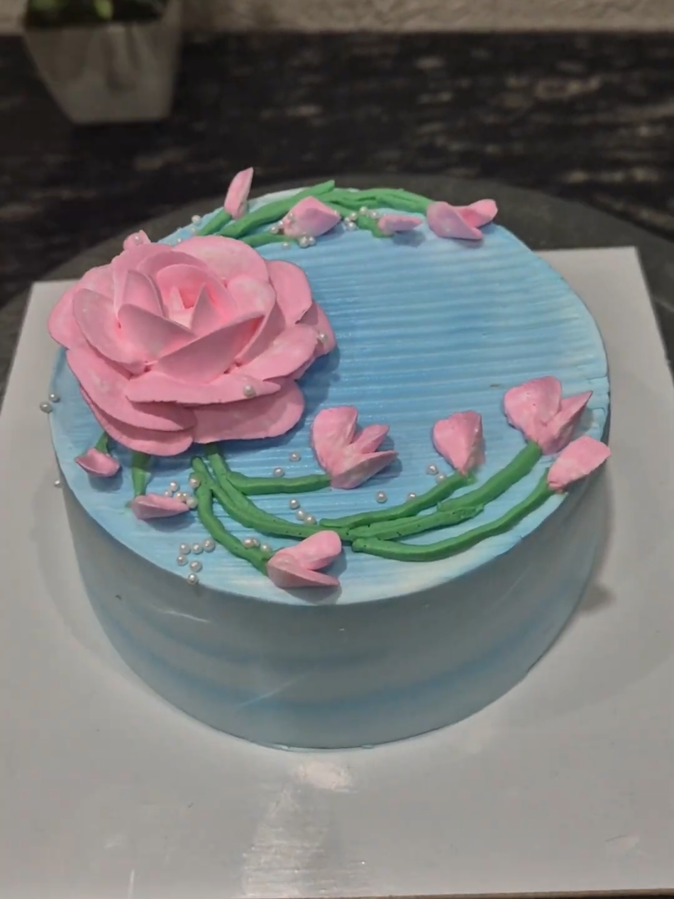 Beautiful rose cake decoration #cakedecorating #yummyfood #foryourpage #amazing #tiktok #designtok 