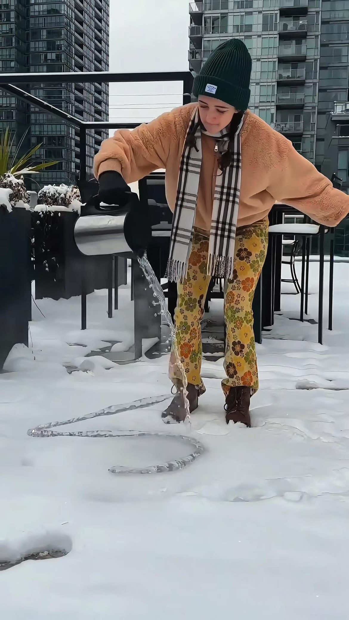 Do some interesting things in winter #satisfying #asmr #ice #snow #fyp #oddlysatisfying 