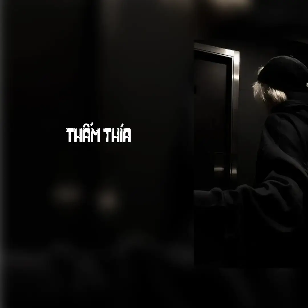 Đừng buồn anh nghe em ơi Vì phải để em hay nghĩ suy Đôi khi em buồn Mà sao anh thấy thương em làm sao Anh chưa lo được em Trong lúc anh cơ hàn Là một người đàn ông Sao anh có thể để cho em buồn Thà ngày xưa không yêu anh Người khác sẽ cho em ấm êm Khi yêu anh rồi Thì anh phải chở che cho đời em Anh yêu em vì em Bao khó khăn trong đời Chẳng là gì thấm thía Khi anh vẫn thấy em luôn tươi cười