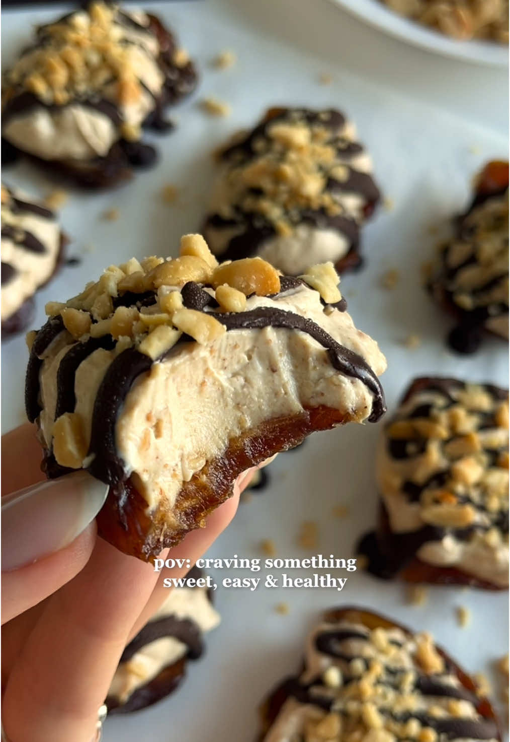 Peanut Butter Frozen Yogurt Date Bites😍 These are a fun healthier dessert idea😋 • More recipes in my Ebooks which have 180 healthy & easy recipes, link in my profile🥰 • Ingredients for 12 servings: 12 medjool dates 1 cup full fat Greek yogurt (250 g) 4 tablespoons crunchy unsweetened peanut butter, I use a pb that is 100% made of peanuts • toppings: 6 pieces 80% dark chocolate crushed lightly salted peanuts • 1. Mix the peanut butter and greek yogurt together 2. Open up each date, remove the pit, then lay it flat on a baking pan or plate lined with parchment paper 3. Press each date down with a glass to smash it until it’s as thin as you’d like 4. Top the dates with the yogurt mixture 5. Freeze for about 2 hours 6. Top with melted dark chocolate and crushed peanuts and enjoy 7. Store in an air-tight container in the freezer. Let defrost for about 15 minutes before serving • • • #healthydessert #healthydesserts #healthydessertrecipes #easydessert #easydesserts #dessertideas 