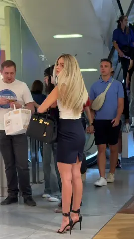 Do you prefer to look or to meet? #crew #Aria_in_sky #reactions #usa #cute #stewardess #losangeles #airport #amazing #flightattendant #chat 