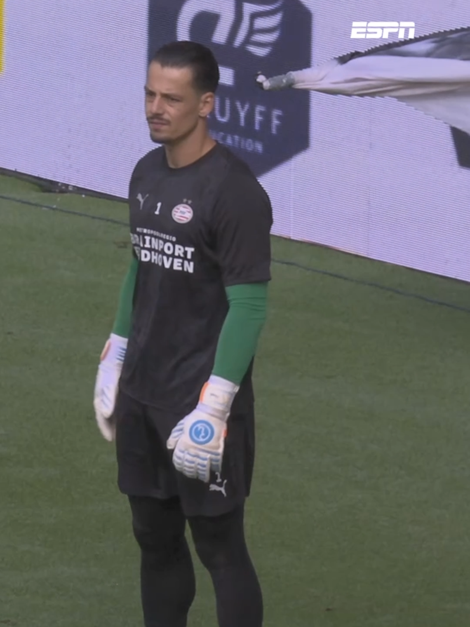 Peter Bosz kiest vandaag voor Matěj Kovář in plaats van Nick Olij 🧤 #psv #keeper #kovar
