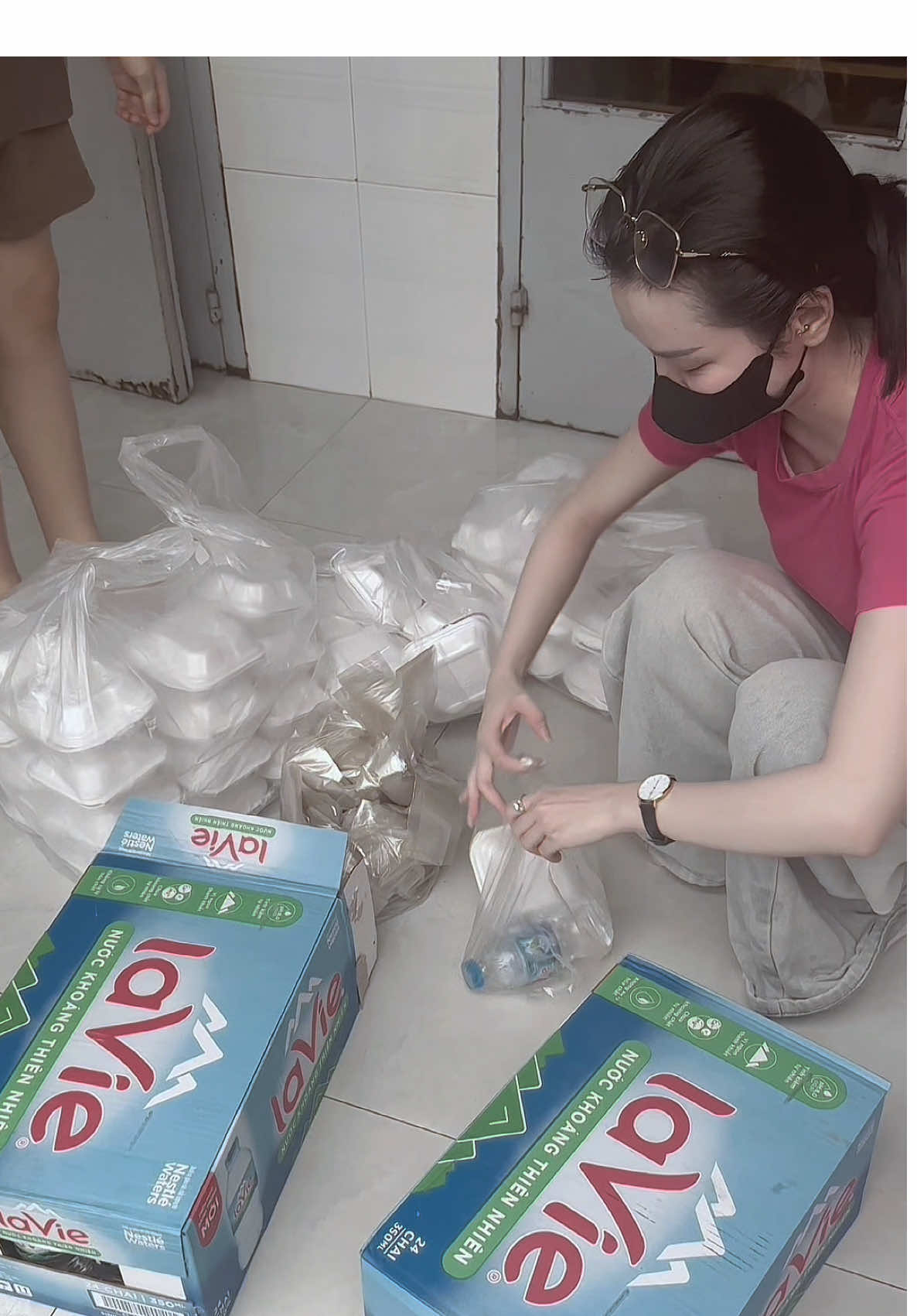 Tối chủ nhật con chia sẻ 50 phần bánh bao cho cô chú vô gia cư ở Biên Hoà ☺️ #bichbengo #thiennguyen 