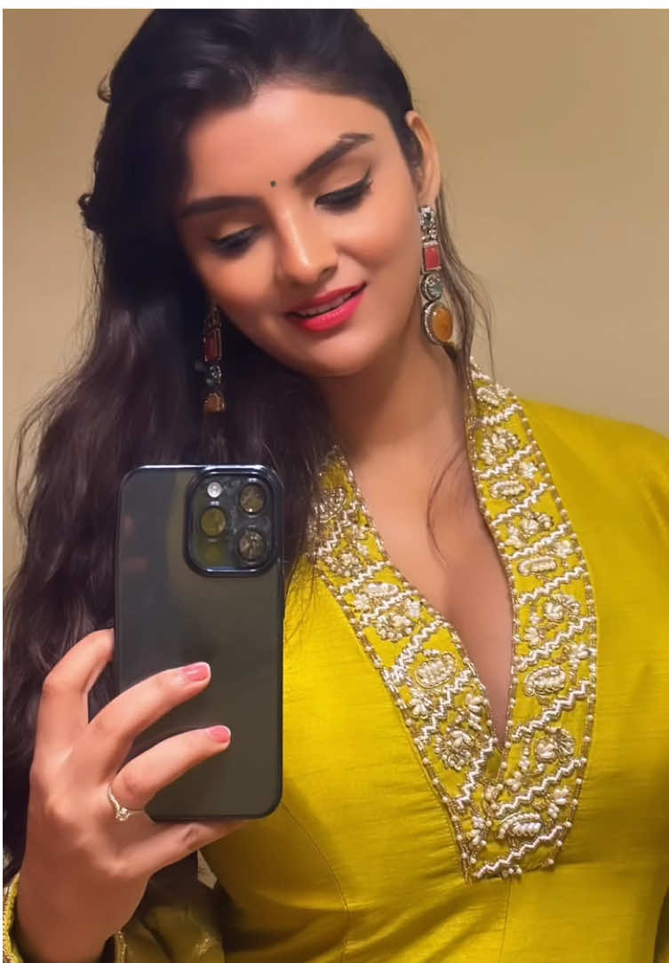 सूरज सी चमक और शालीनता की एक झलक ✨💛 #TravelShorts 